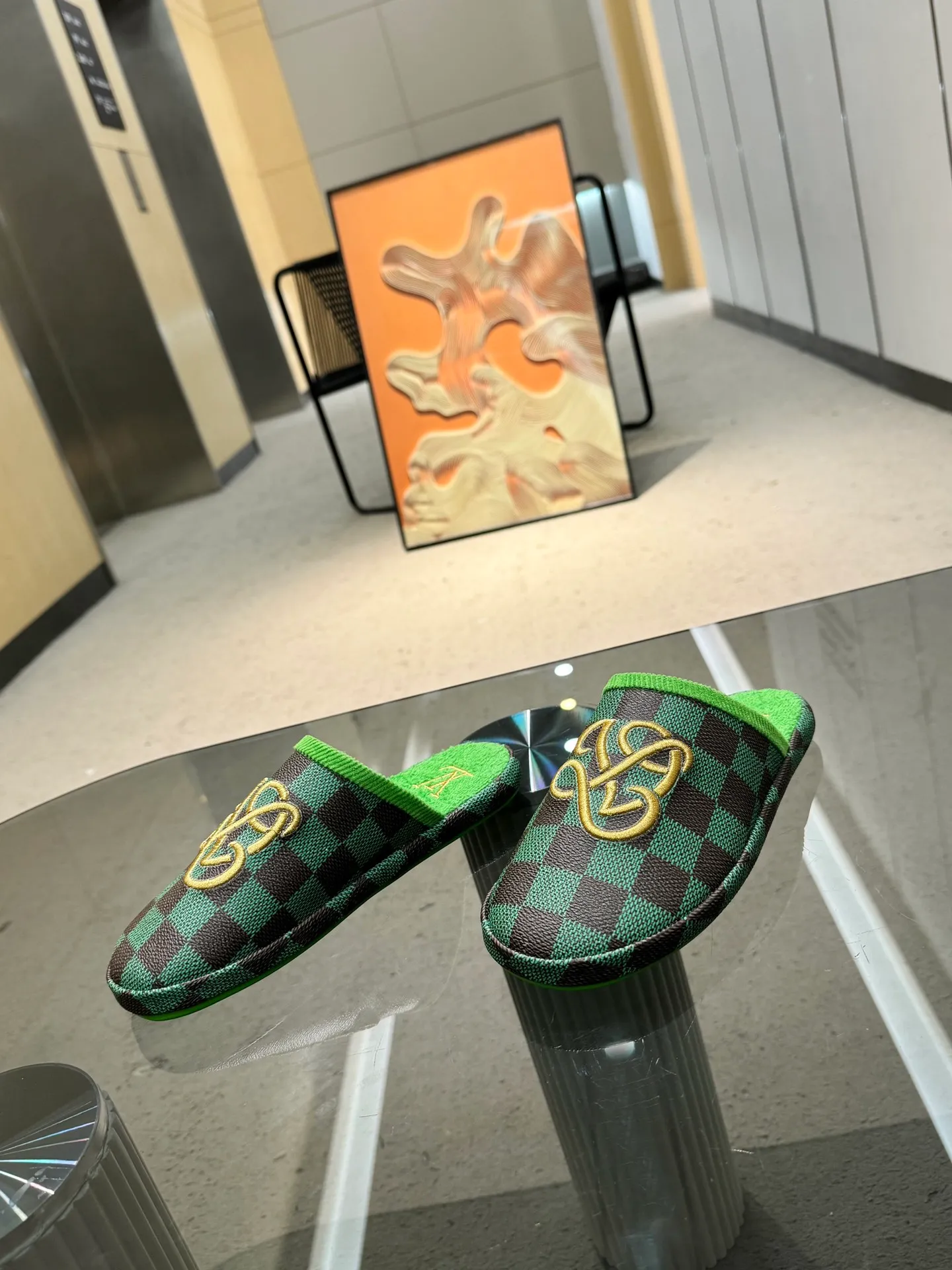 👟👟Ex-factory price 320👟👟 The 2024 couple’s counter features the latest hard goods of LV and Loewe co-branded slippers🆕 ✿Purchase level! Full of high-end feel! A popular model among bloggers at home and abroad, it’s retro and fashionable and looks amazing on your feet! Official website main recommendation code number 35-46